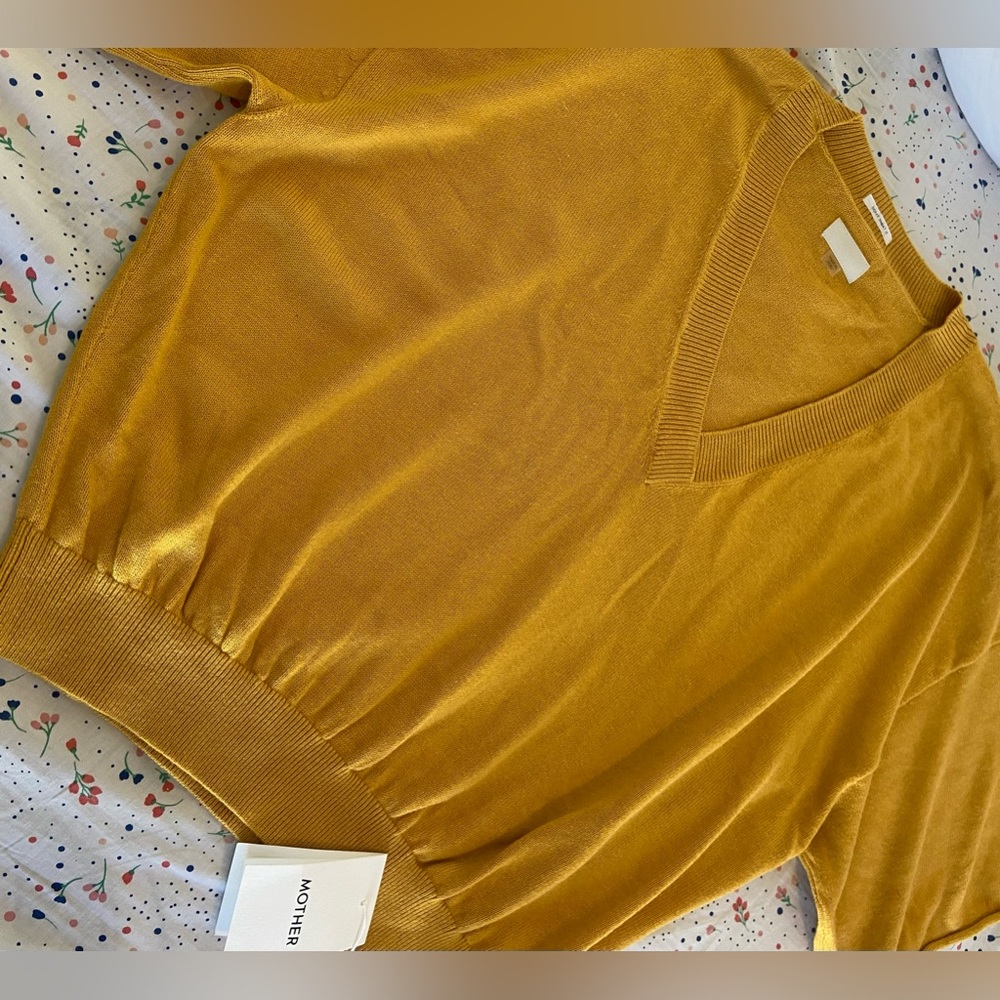 MOTHER DENIM top “V-Neck Boxy Crop” in yellow